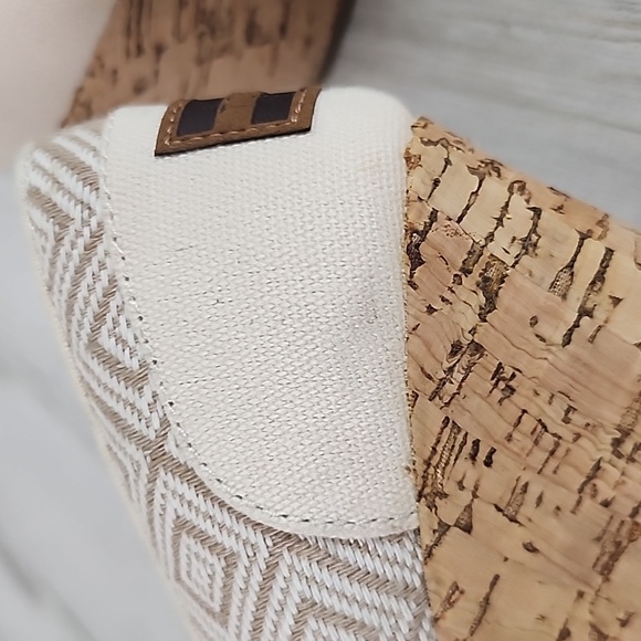 Toms beige cream wedge cork tapestry heel slipon sandal shoes 3.5" heel Size 8.5 - Picture 13 of 14
